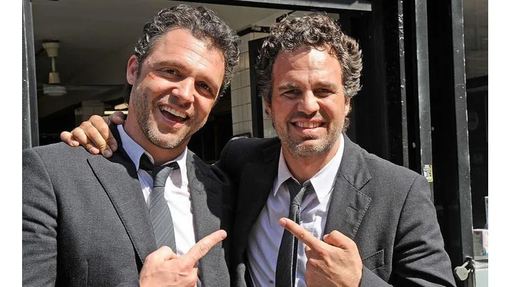 Mark Ruffalo junto a su doble.