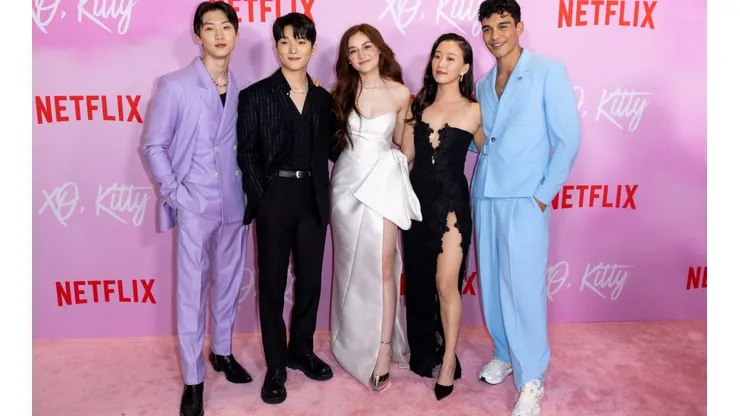 El elenco de Besos, Kitty en la premier en Los Ángeles, California en los Estados Unidos.