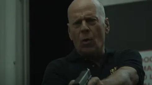 Frank deberá llegar al límite para proteger a quienes ama en la cinta En el lugar equivocado, la cual ya puedes ver en Netflix.