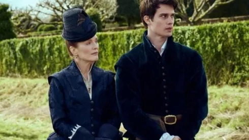 Nicholas Galitzine y Julianne Moore protagonizan Mary & George.