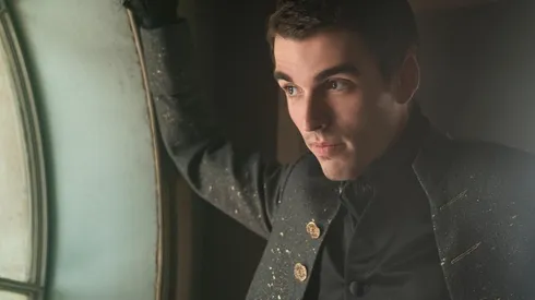 Corey Mylchreest interpreta al rey George en Queen Charlotte: a Bridgerton story.