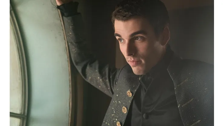 Corey Mylchreest interpreta al rey George en Queen Charlotte: a Bridgerton story.