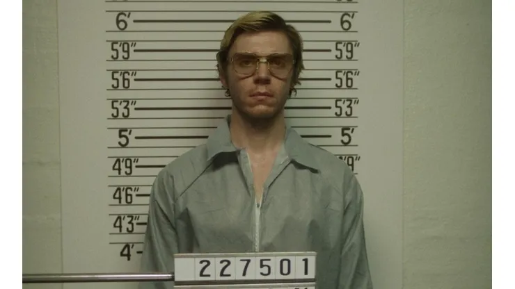 Evan Peters como Jeffrey Dahmer