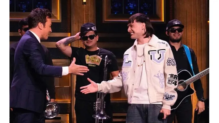 Peso Pluma se presentó en The Tonight Show With Jimmy Fallon