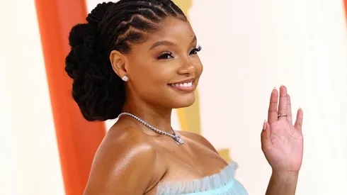 Halle Bailey da vida a Ariel en la adaptación live-action de La Sirenita.