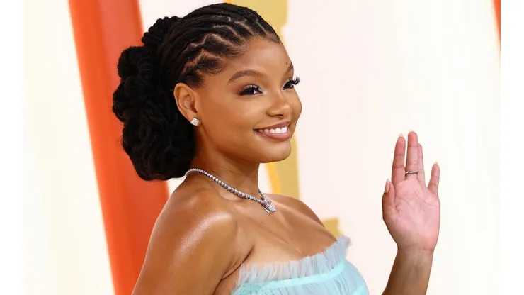 Halle Bailey da vida a Ariel en la adaptación live-action de La Sirenita.