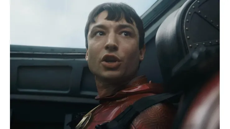 Ezra Miller como Flash