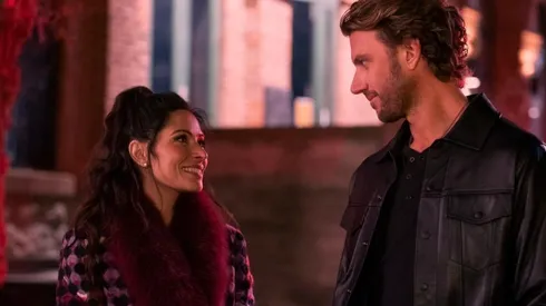 Adam Demos y Sarah Shahi