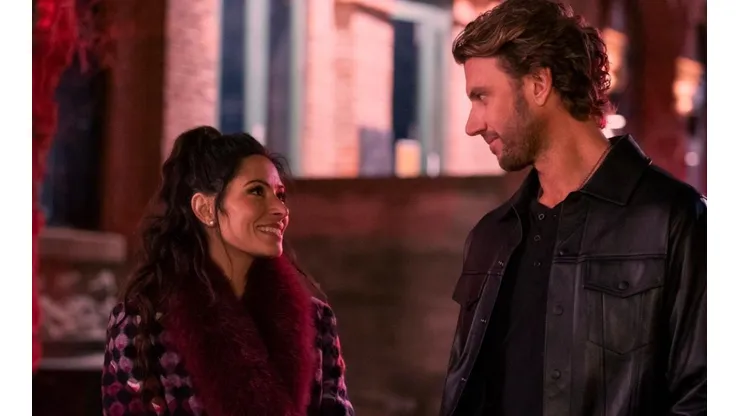 Adam Demos y Sarah Shahi