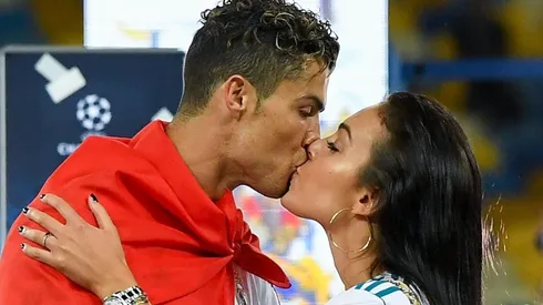 Georgina y Cristiano besándose