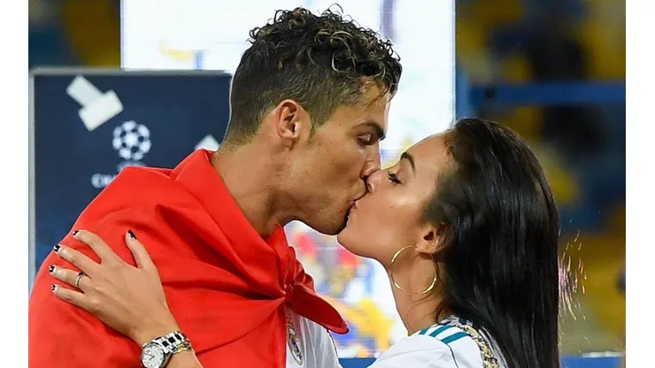 Georgina y Cristiano besándose