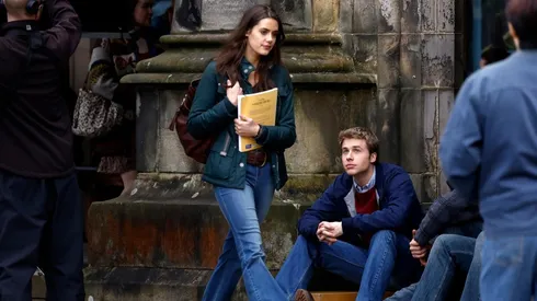 Ed McVey y Meg Bellamy en el rodaje de The Crown.