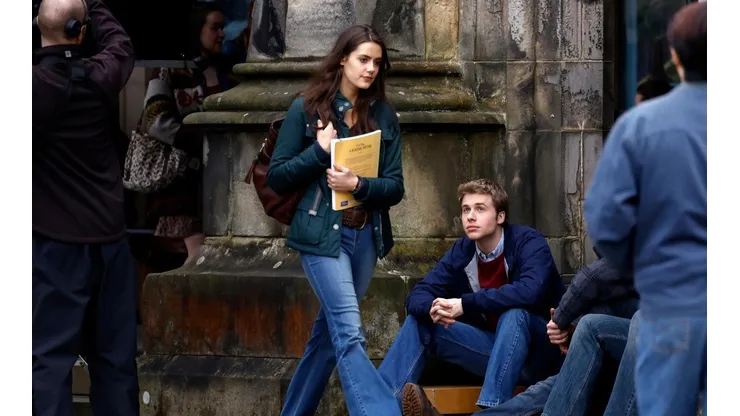 Ed McVey y Meg Bellamy en el rodaje de The Crown.