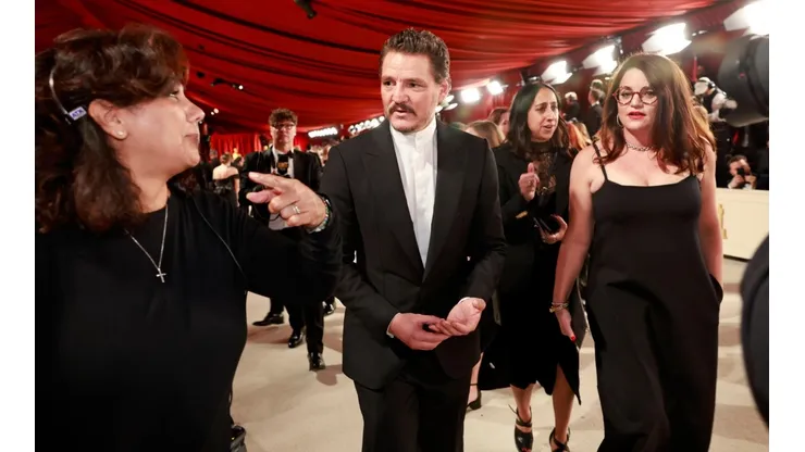 El actor chileno vivió un momento incómodo durante su paso por la alfombra champagne