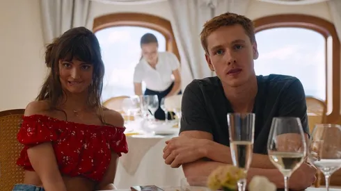 Harris Dickinson y Charlbi Dean protagonizan El Triángulo de la Tristeza.