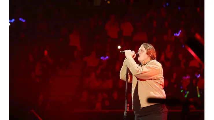 El músico Lewis Capaldi sufrió un episodio de Tourette durante uno de sus conciertos