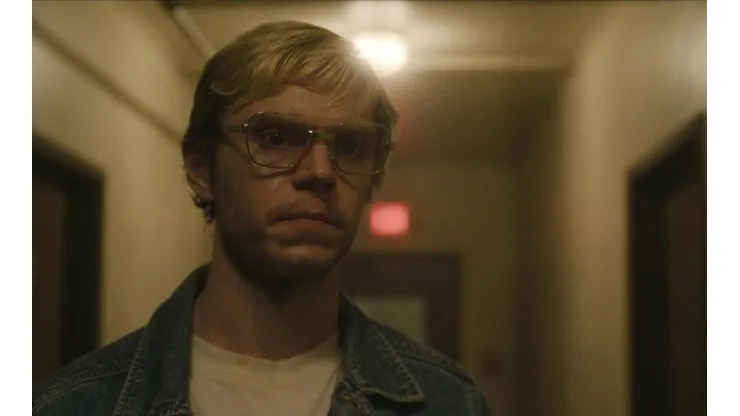 Evan Peters como Dahmer.