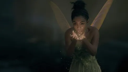 La actriz Yara Shahidi da vida a Campanita en el live action Peter Pan & Wendy