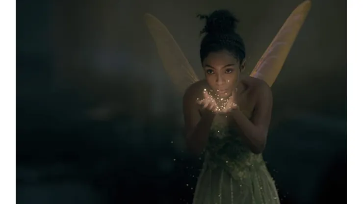 La actriz Yara Shahidi da vida a Campanita en el live action Peter Pan & Wendy