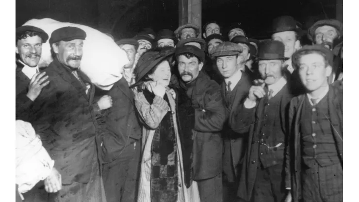Sobrevivientes del Titanic son recibidos por sus familiares de regreso en Southampton.