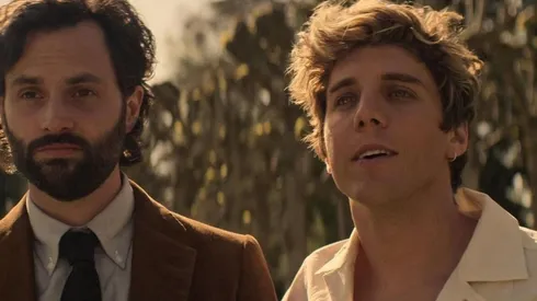 El actor Lukas Gage (der) da vida a Adam Pratt en la cuarta temporada de You.