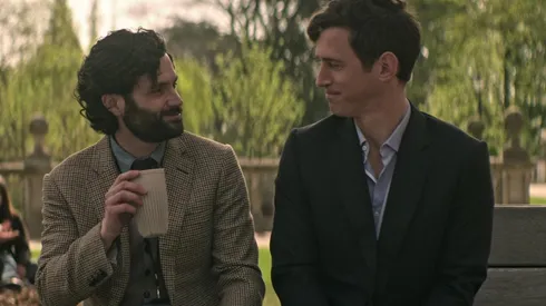 El personaje de Malcolm en la temporada 4 de You está interpretado por Stephen Hagan (der)