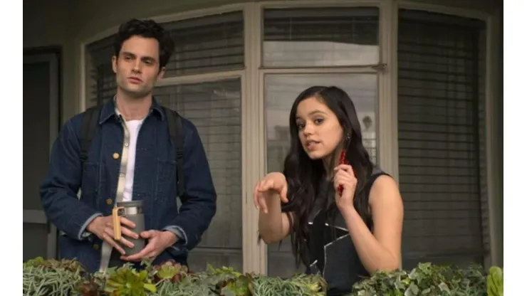 Jenna Ortega y Penn Badgley