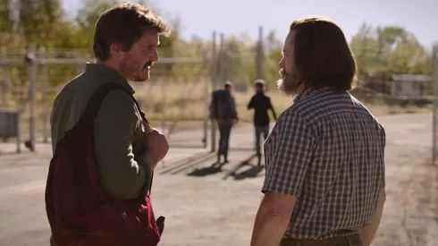 Pedro Pascal junto a Nick Offerman en The Mandalorian.