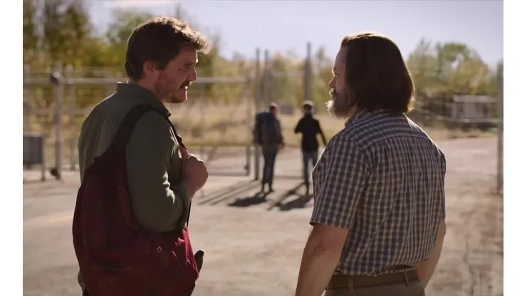 Pedro Pascal junto a Nick Offerman en The Mandalorian.