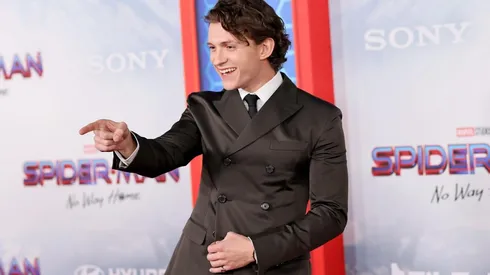 El VIDEO de Tom Holland conduciendo un increíble auto deportivo.