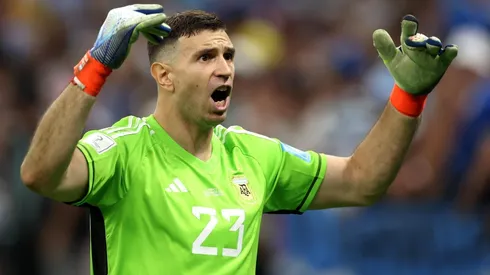 Dibu Martínez mostró cuál es la serie de Netflix que está viendo.