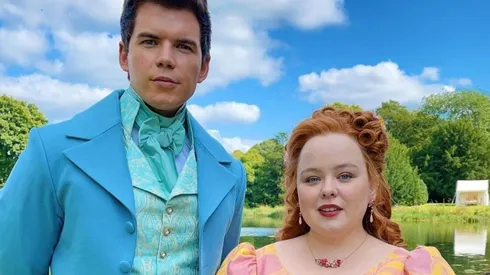 Luke Newton y Nicola Coughlan