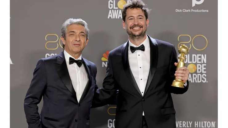 Ricardo Darín y Santiago Mitre con el Globo de Oro.