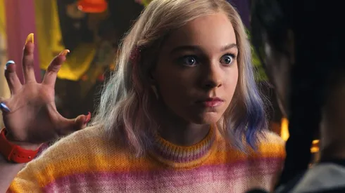 Emma Myres interpreta a Enid Sinclair en Merlina de Netflix.