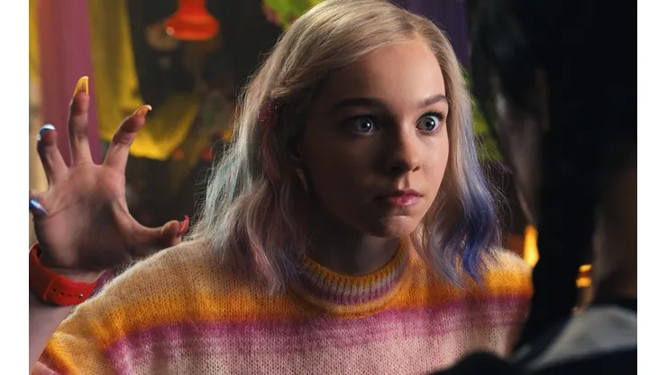 Emma Myres interpreta a Enid Sinclair en Merlina de Netflix.