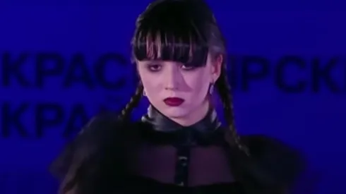 La patinadora personificando a Merlina