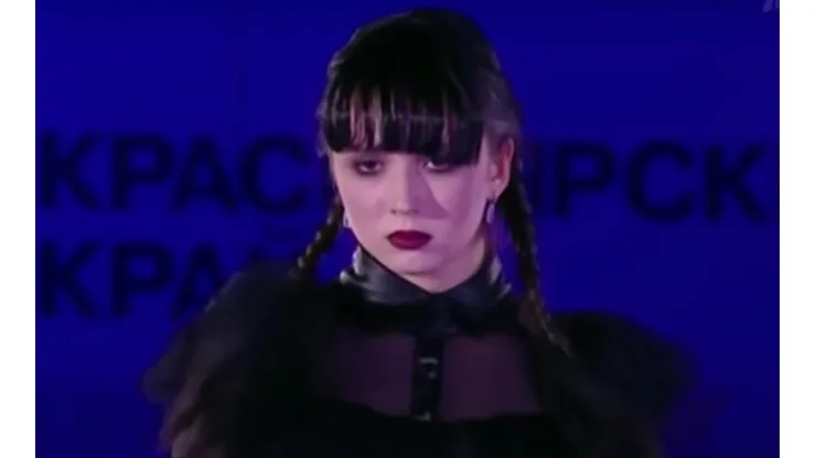 La patinadora personificando a Merlina