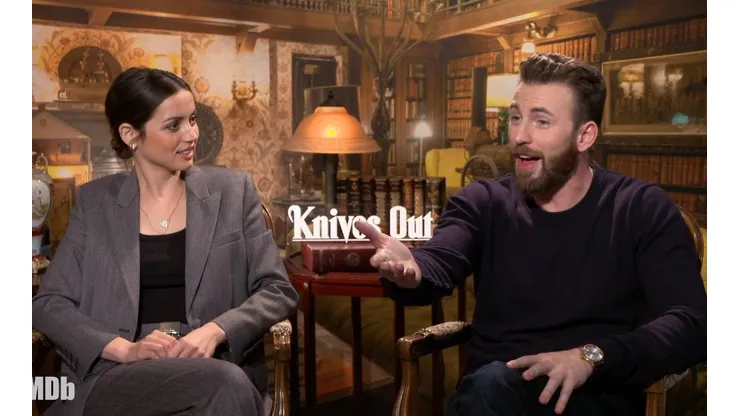 Ana de Armas y Chris Evans.