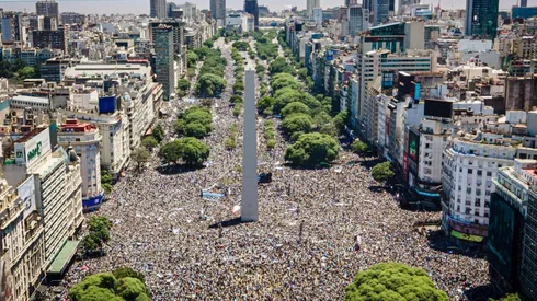 La gente salió a festejar el triunfo en el feriado decretado.