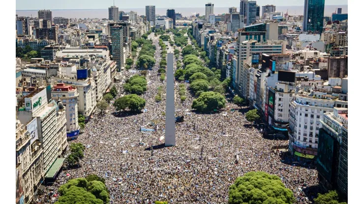 La gente salió a festejar el triunfo en el feriado decretado.