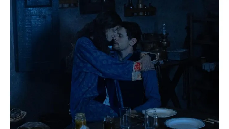 Emma Corrin y Jack O'Connell