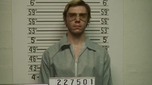 Evan Peters como Jeffrey Dahmer