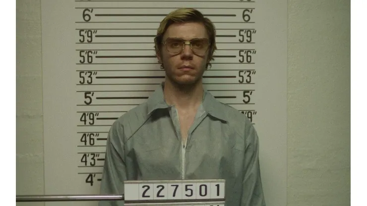 Evan Peters como Jeffrey Dahmer