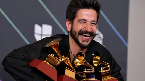 Camilo presenta su nuevo single Bebiendo sola.