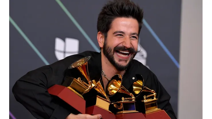 Camilo presenta su nuevo single Bebiendo sola.