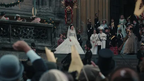 La nueva serie de Netflix que fue renovada y busca destronar a The Crown por su parecido.