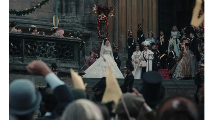 La nueva serie de Netflix que fue renovada y busca destronar a The Crown por su parecido.