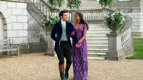 Jonathan Bailey y Simone Ashley