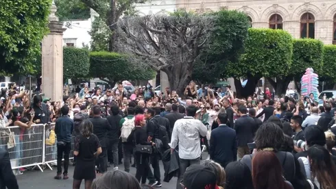 Alejandro González Iñárritu atendiendo a la gente de Morelia (Foto: Spoiler)