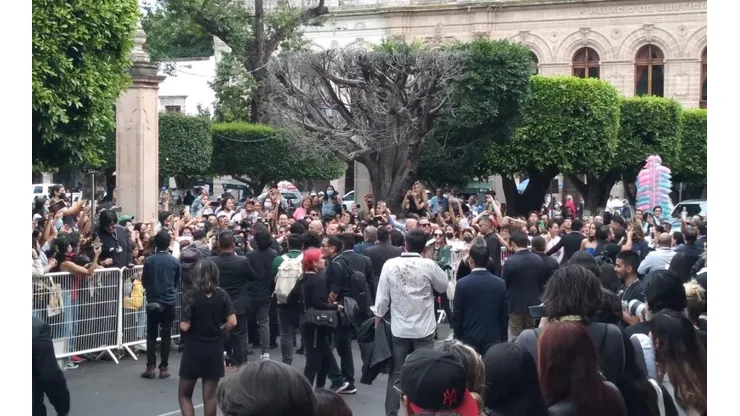 Alejandro González Iñárritu atendiendo a la gente de Morelia (Foto: Spoiler)